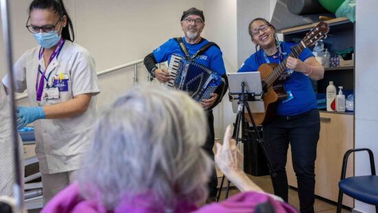 Unión y solidaridad en el Día Internacional de la Música: Más de 50 artistas donan sus guitarras para ayudar a los afectados por la DANA